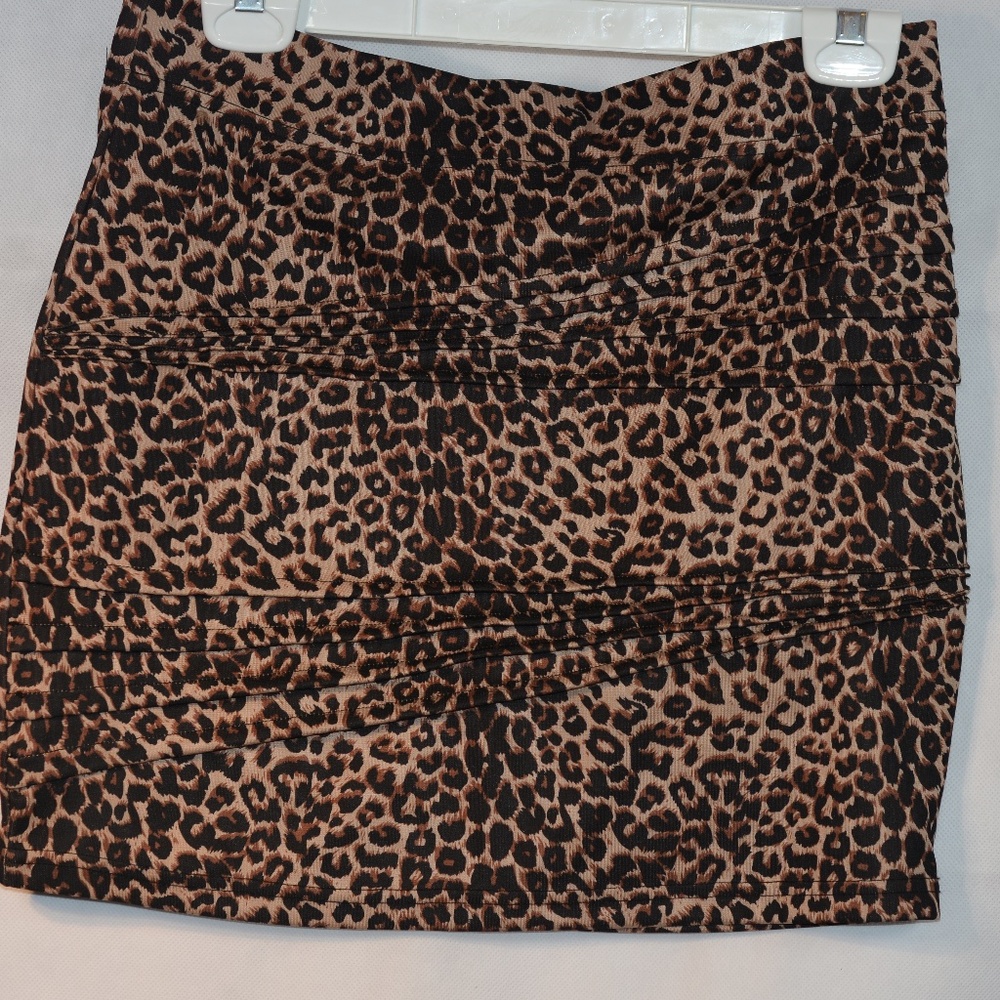 Lepoard It has small pleats in the body of Miniskirt. Stretch SZ 12 Qed London